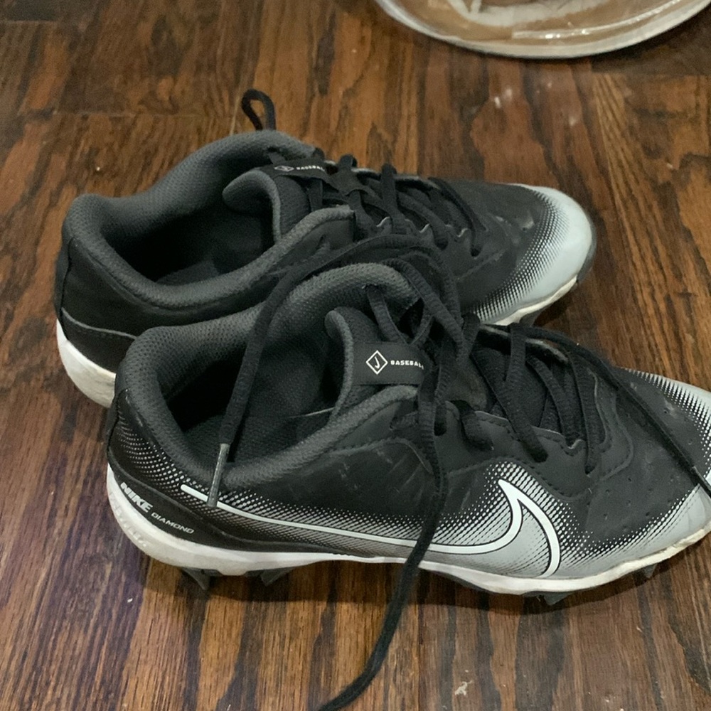 Youth baseball cleats